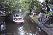 858093 Afbeelding van een rondvaartboot in de Oudegracht Utrecht, gezien vanaf de Viebrug.